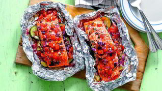 Лосось с овощами в фольге