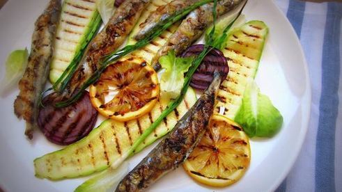 мойва-гриль с ароматом чеснока и лимона
