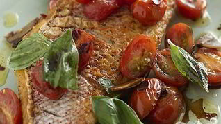 Морская рыба с томатами и зеленью