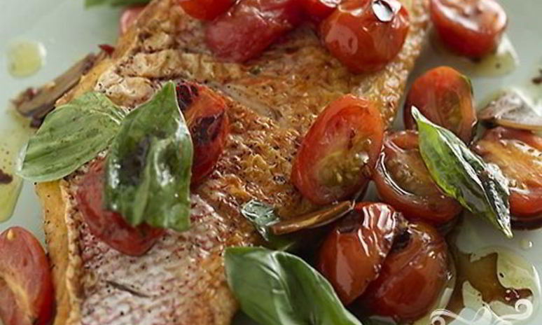 Рецепт морской рыбы с томатами и зеленью