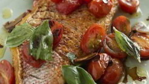 морская рыба с томатами и зеленью