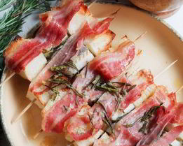 Палтус на шпажках с хлебом и беконом