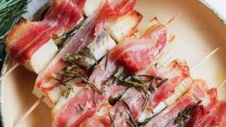 Палтус на шпажках с хлебом и беконом