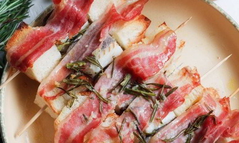 Рецепт палтуса на шпажках с хлебом и беконом