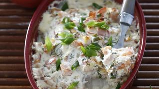 Рыба под соусом из сметаны, овощей и пармезана