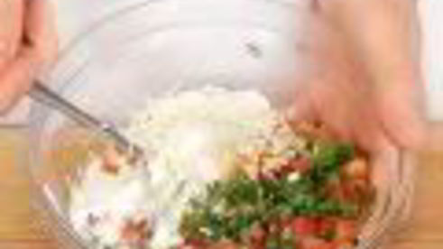 рыба под соусом из сметаны, овощей и пармезана