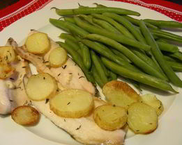 Рыба, запеченная на соли, с тимьяном, чесноком и картофельными чипсами