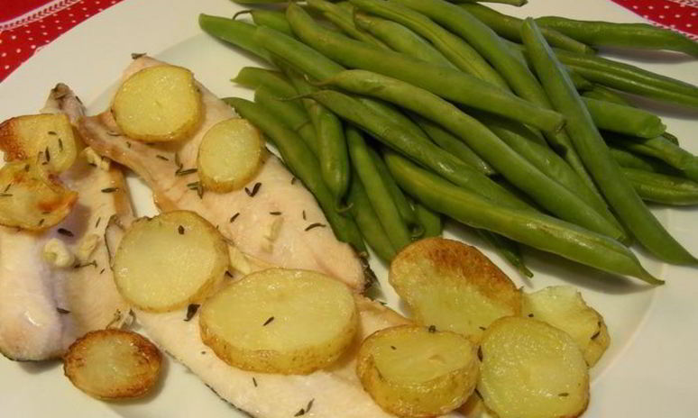 Рецепт рыбы, запеченной ны соли, с тимьяном, чесноком и картофельными чипсами