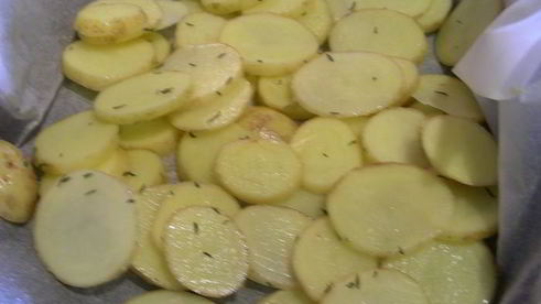 рыба, запеченная на соли, с тимьяном, чесноком и картофельными чипсами