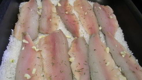 рыба, запеченная на соли, с тимьяном, чесноком и картофельными чипсами