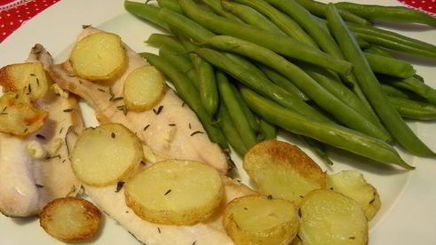 рыба, запеченная на соли, с тимьяном, чесноком и картофельными чипсами