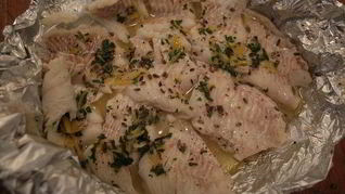 Рыба, запеченная со свежей зеленью