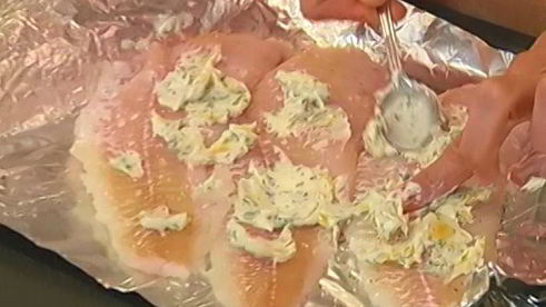 рыба, запеченная со свежей зеленью