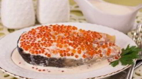 семга под икорным соусом
