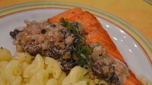 семга с грибным соусом