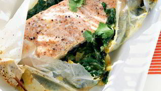 Семга в фольге со шпинатом