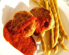 Сочные рыбные биточки со спаржевой фасолью и соусом из сладкого перца