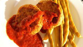 Сочные рыбные биточки со спаржевой фасолью и соусом из сладкого перца