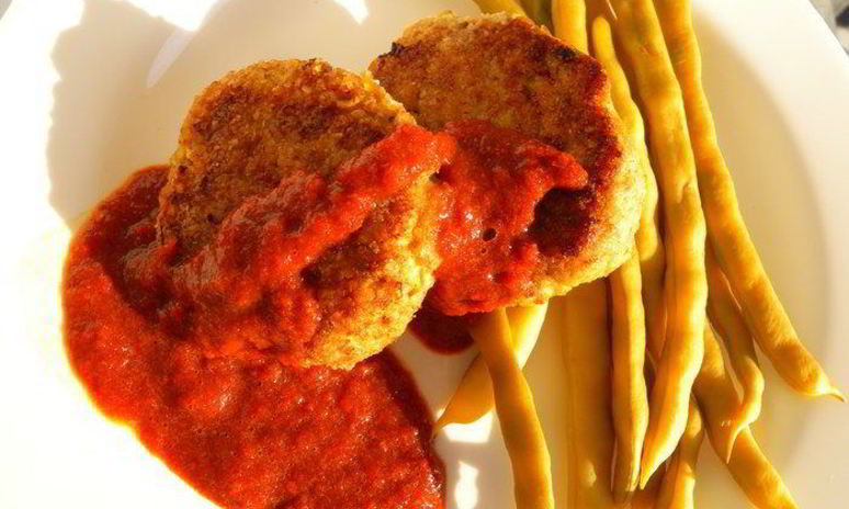 Рецепт сочных рыбных биточков со спаржевой фасолью и соусом из сладкого перца