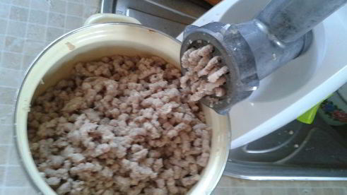 сочные рыбные биточки со спаржевой фасолью и соусом из сладкого перца