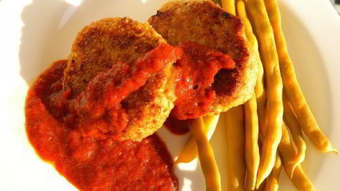 сочные рыбные биточки со спаржевой фасолью и соусом из сладкого перца