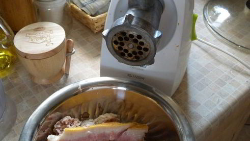 сочные рыбные биточки со спаржевой фасолью и соусом из сладкого перца