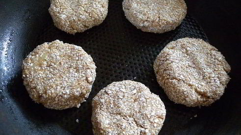 сочные рыбные биточки со спаржевой фасолью и соусом из сладкого перца