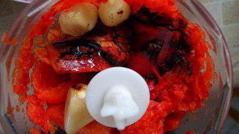 сочные рыбные биточки со спаржевой фасолью и соусом из сладкого перца