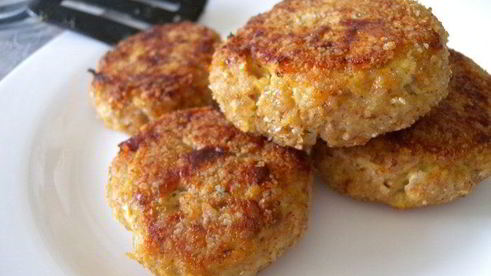 сочные рыбные биточки со спаржевой фасолью и соусом из сладкого перца