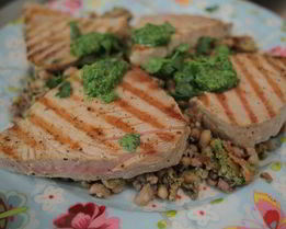 Стейки из тунца с фасолью и соусом песто