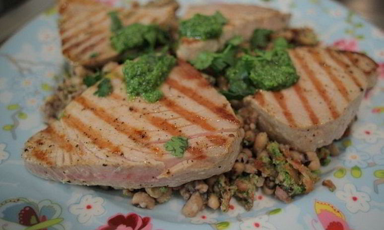 Рецепт стейков из тунца с фасолью и соусом песто