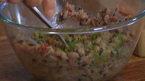 стейки из тунца с фасолью и соусом песто