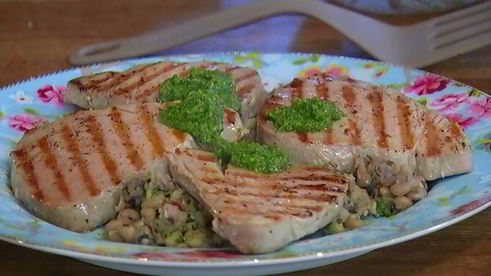 стейки из тунца с фасолью и соусом песто