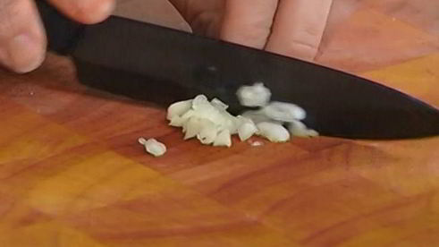 стейки из тунца с фасолью и соусом песто