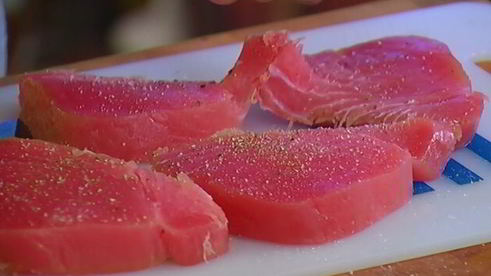 стейки из тунца с фасолью и соусом песто