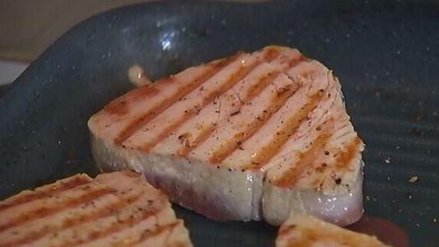 стейки из тунца с фасолью и соусом песто