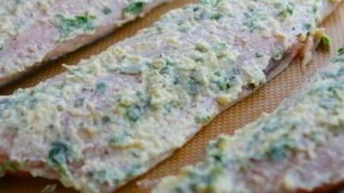 треска запеченная под чесноком и травами