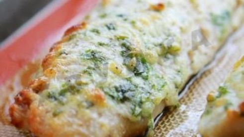 треска запеченная под чесноком и травами