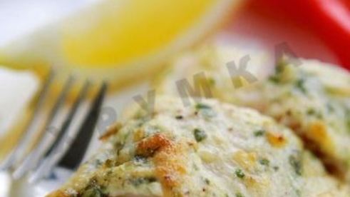треска запеченная под чесноком и травами