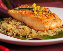 Тушеный лосось с морковью, пореем, соевым соусом и коричневым рисом