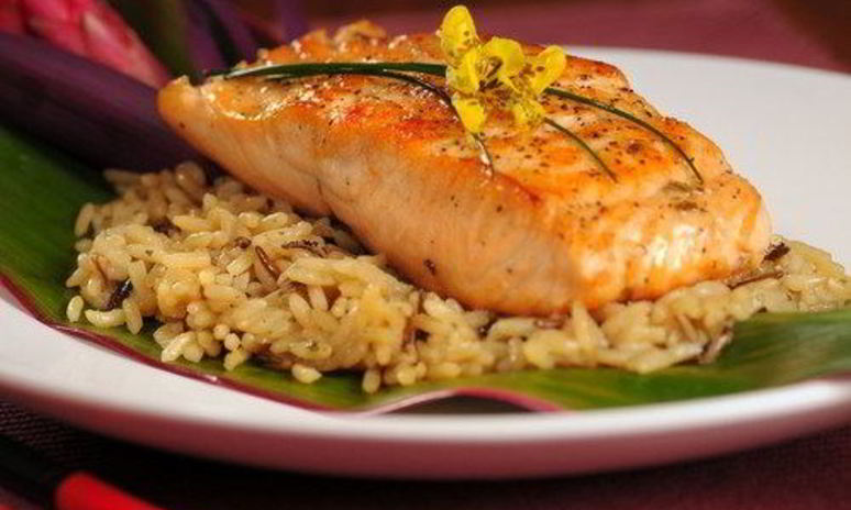 Рецепт тушеного лосося с морковью, пореем, соевым соусом и коричневым рисом
