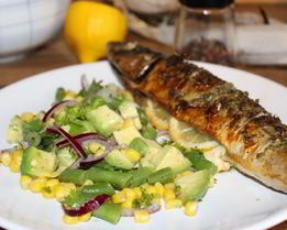 Запеченная скумбрия с легким салатом