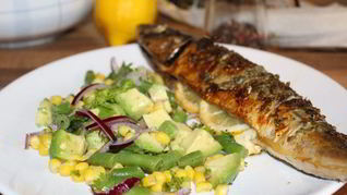 Запеченная скумбрия с легким салатом
