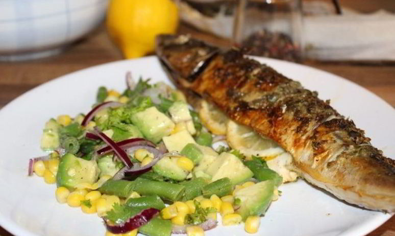 Рецепт запеченной скумбрии с легким салатом