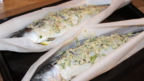 запеченная скумбрия с легким салатом