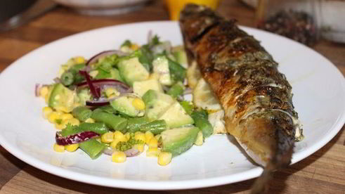 запеченная скумбрия с легким салатом