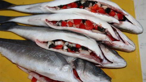 запеченный фаршированный сибас