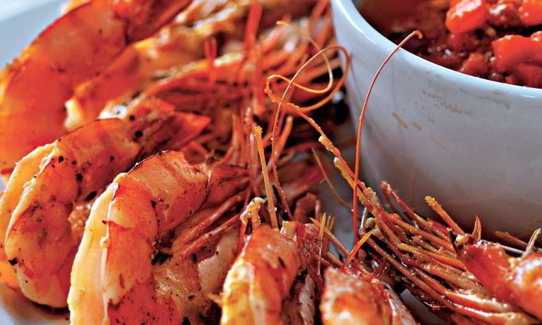 Рецепт запеченных креветок с соусом ромеско