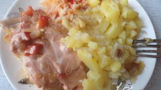 Запеченый в сметане судак с овощами