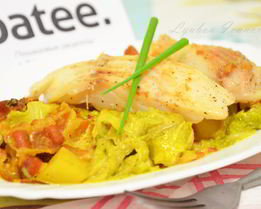 Жареная рыба на подушке из тушеных овощей с беконом